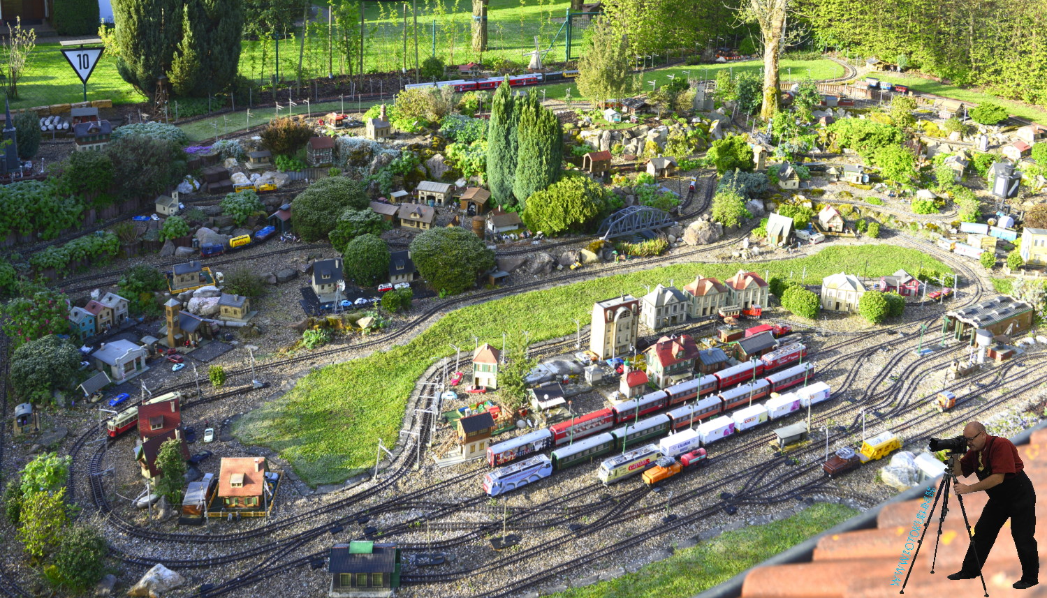 Meine Eisenbahngartenschau ist schon seit 1989 vorhanden. Die blhenden Blumen fehlen noch etwas! 